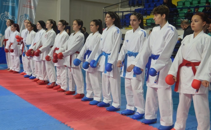 Karate m�sabakalar� K�tahya'da ba�lad�