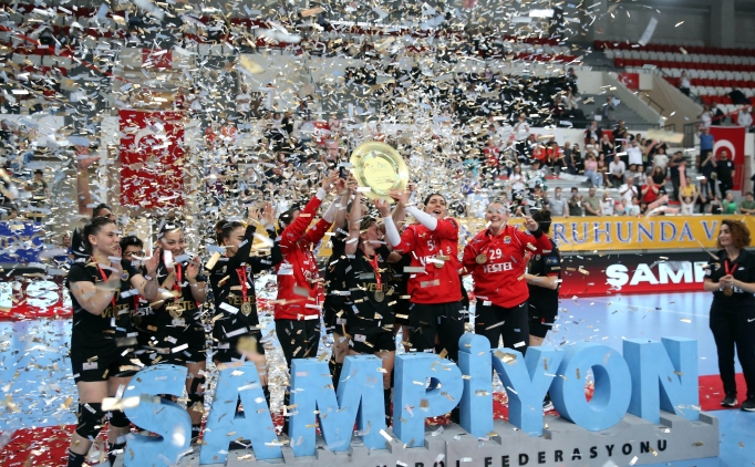 Kastamonu Belediyespor Kad�n Hentbol Tak�m�, �ampiyonluk kupas�n� ald�