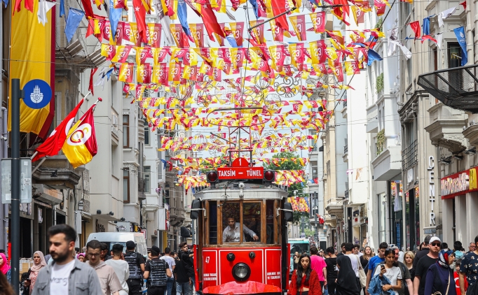 Galatasaray'�n bayraklar� �stiklal Caddesi'ne as�ld�