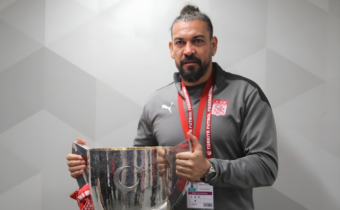 Sivasspor'un yeni teknik direkt�r� a��kland�!