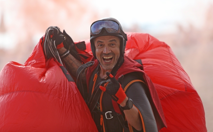 'Yarasa adam' zorlu atlay��larla hava sporlar�na dikkat �ekmek istiyor