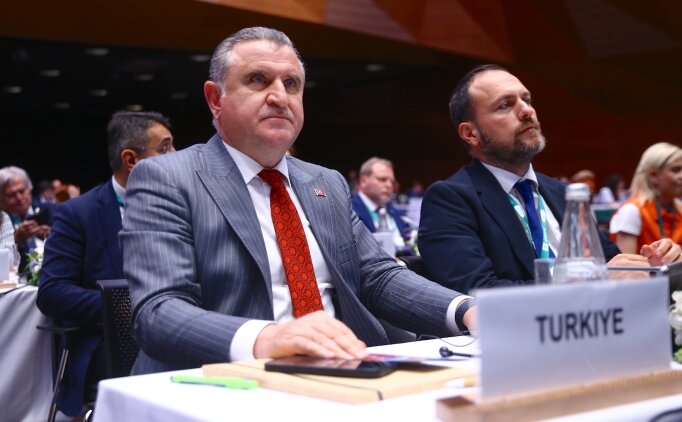 Bakan Bak, Polonya'da ba�ar�l� olan milli sporcular� kutlad�
