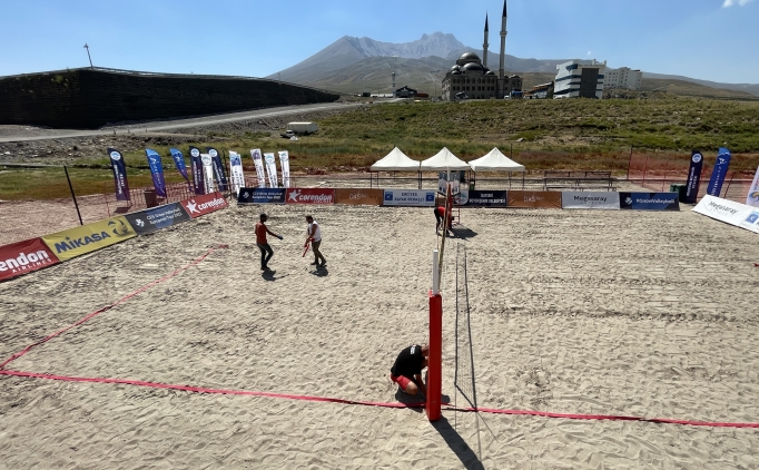 Erciyes'in zirvesine plaj voleybolu iin 300 kamyon kum tand