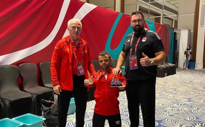 Para halterci Abdullah Kayap�nar, d�nya ���nc�s� oldu