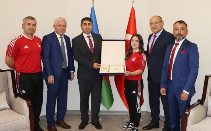 �lham Aliyev'den milli halterci Cansu Bekta�'a �zel madalya