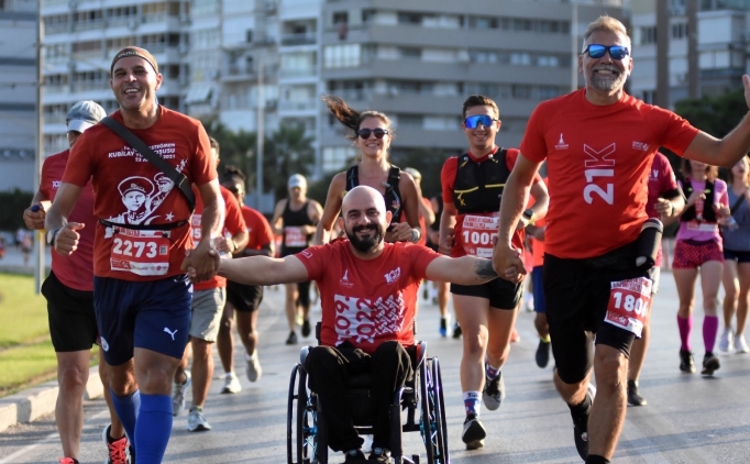 11. Uluslararas� 9 Eyl�l �zmir Yar� Maratonu ko�uldu