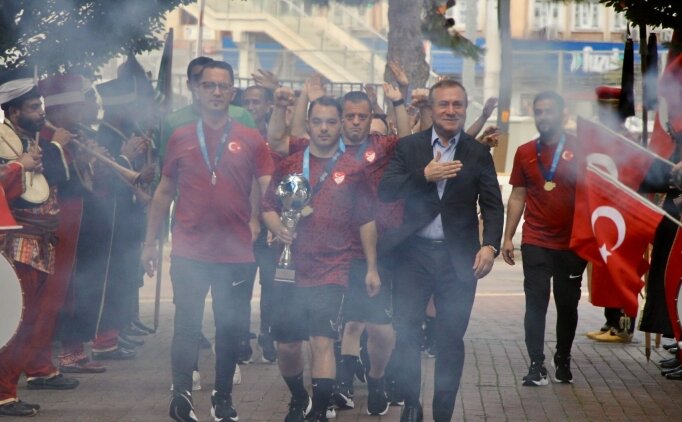 Down Sendromlu Futsal Milli Tak�m�'ndan B�y�kak�n'a ziyaret