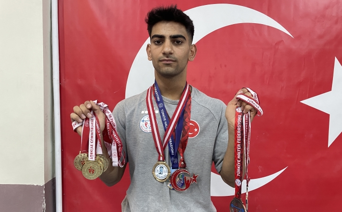 'Ben de yapabilirim' diyerek ba�lad��� halterde 8 y�lda 8 �ampiyonluk kazand�