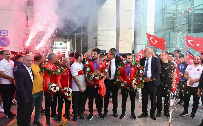 G�re� Milli Tak�m�'na co�kulu kar��lama