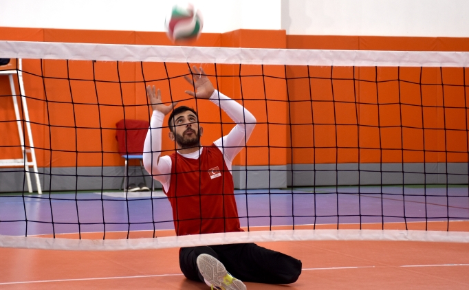Oturarak voleybolda hedef alt�n madalya
