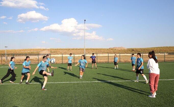 Mu�lu kad�n futbolcular 2. Lig hedefiyle play-in ma�lar�na haz�rlan�yor