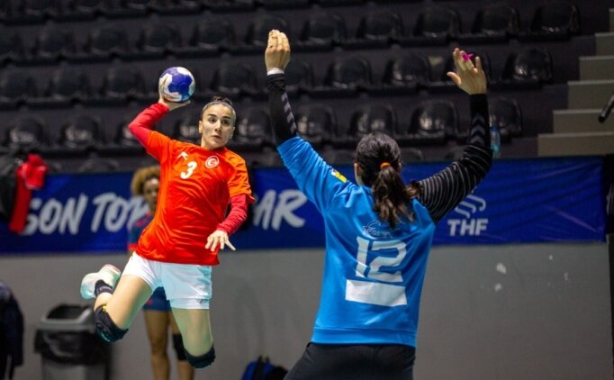 A Milli Kad�n Hentbol Tak�m�, Tunus'u geriden gelip yendi