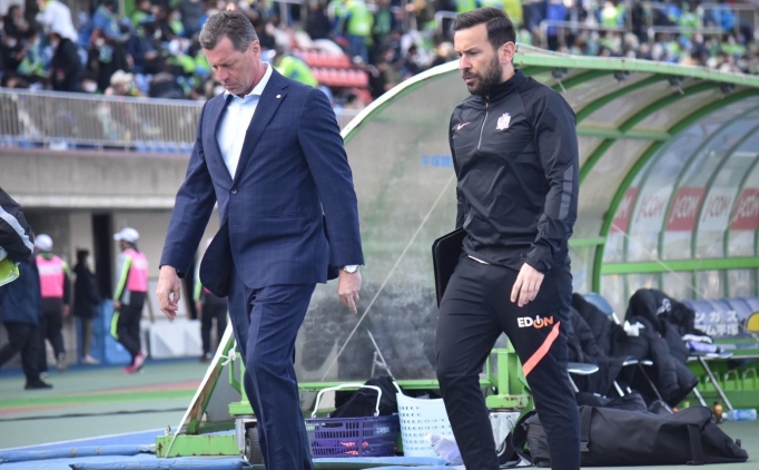 Skibbe'nin Japonya'daki ba�ar�s�n�n arkas�ndaki T�rk: Serhat Umar