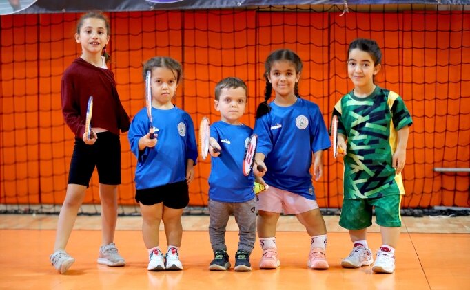 Para badmintoncu sporcular raketlerini milli forma i�in sall�yor