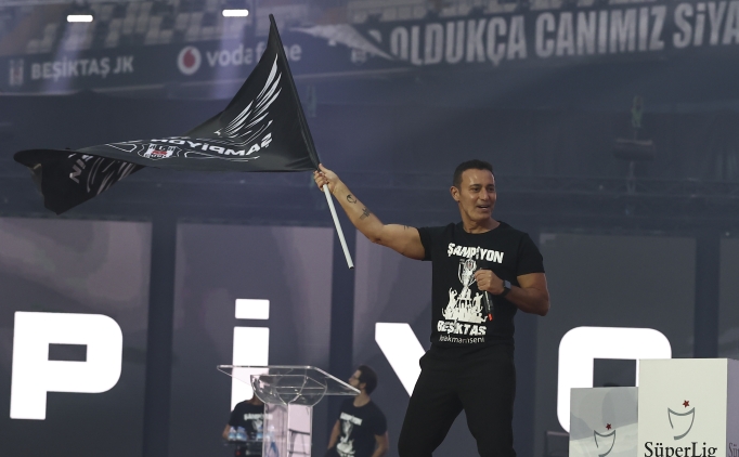 Mustafa Sandal'dan Burak Y�lmaz'a: 'B�y� de gel �ocuk!'