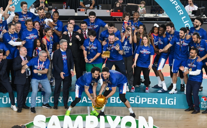 Erkekler basketbolda en fazla �ampiyon olan Anadolu Efes, normal sezonda da zirvede