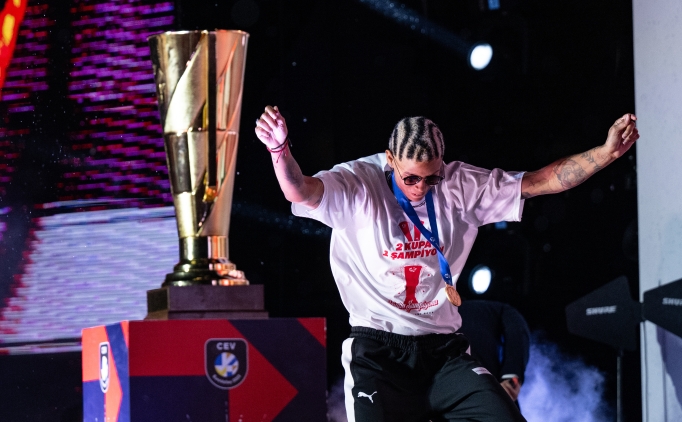 Kaderi Fenerbah�e'de de�i�ti; T�rkiye ile �ampiyon oldu