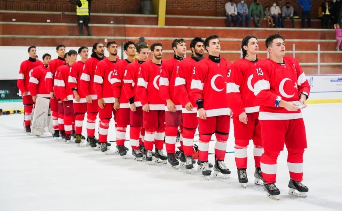 20 Ya� Alt� Erkek Buz Hokeyi Milli Tak�m� final i�in sahada