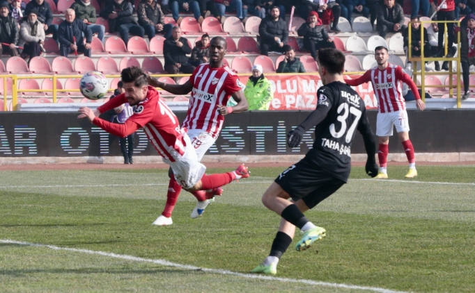 Boluspor evinde, geriden gelerek kazand�