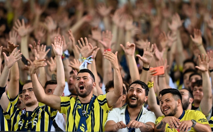 Fenerbahe taraftarlar Kadky'de len atmosferi yaratt