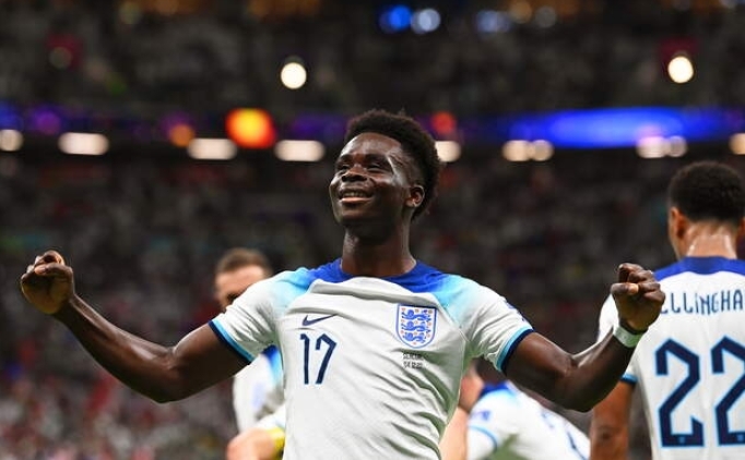 �ngiltere, ilk yar�da fi�i �ekti