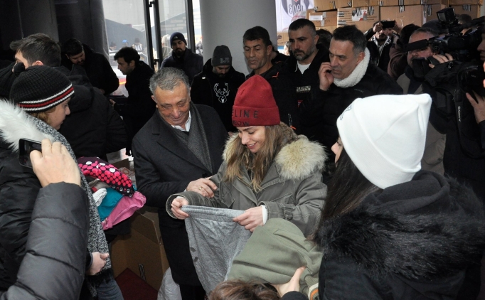 Ahmet Nur �ebi'den afet b�lgesine yard�m