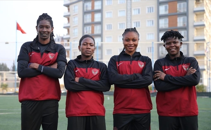 Hatay'�n kad�n futbol tak�m�na Afrikal� oyuncular� 'g�� katt�'