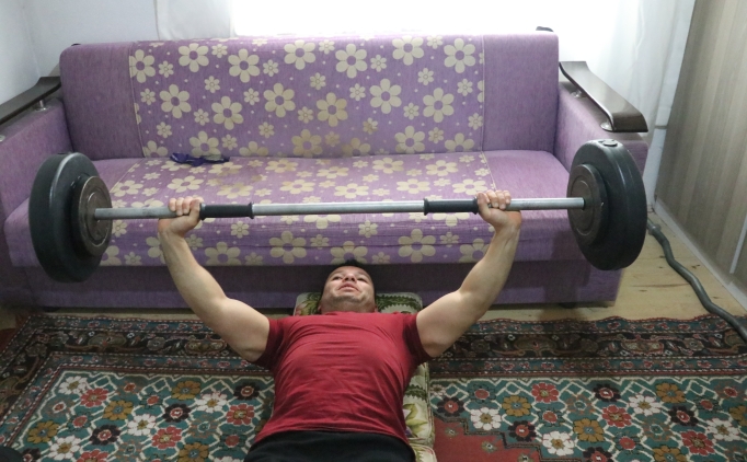 K�yde halter �al��an bedensel engelli sporcu hayalinin pe�inden ko�uyor