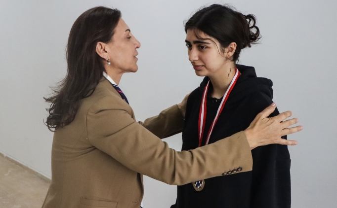 �d�lleri enkaz alt�nda kalan satran� �ampiyonu yeni kupa ve madalyas�na kavu�tu