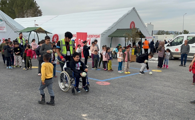Hentbol g�n�ll� timi, depremzede �ocuklar ile bulu�tu