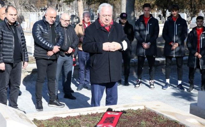 �lhan Cavcav kabri ba��nda an�ld�