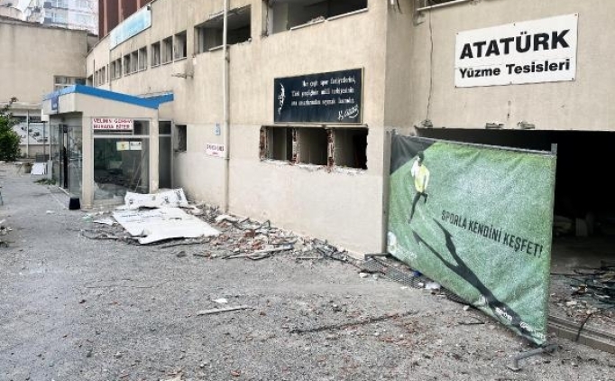 �zmir Atat�rk Y�zme Havuzu'nda y�k�m ba�lad�