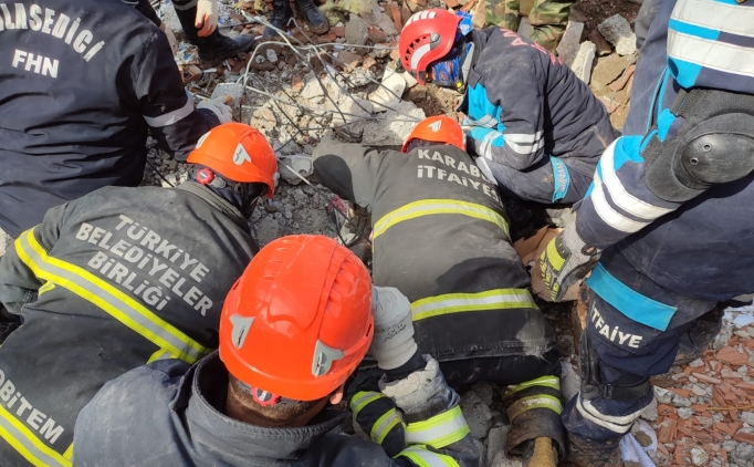 EHF Avrupa Ligi'nde depremde hayat�n� kaybedenler i�in sayg� duru�u