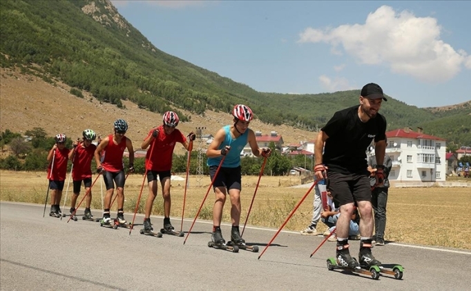 Bitlis'te tekerlekli kayak��lar k�y yolunda antrenman yaparak yar��malara haz�rlan�yor