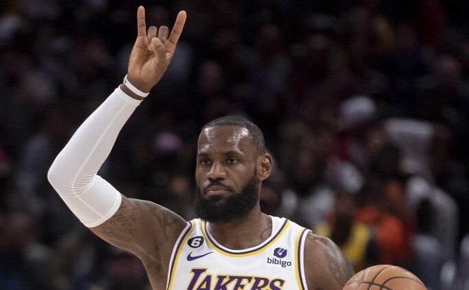 Lakers, Warriors' farkl yenerek seride 2-1 ne geti