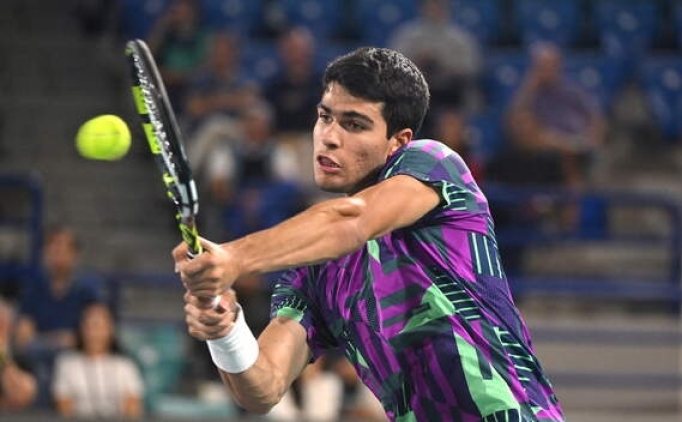 Carlos Alcaraz kortlara galibiyetle d�nd�