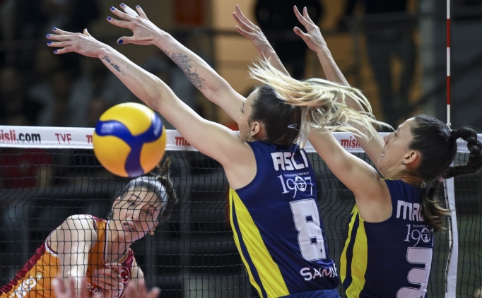 Fenerbah�e derbide Galatasaray'a set vermedi!