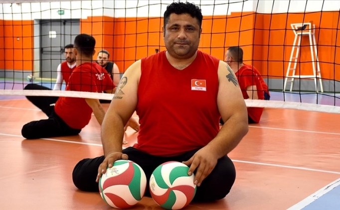 Tavsiyeyle başladığı oturarak voleybolda milli takımın başarısı için ter döküyor