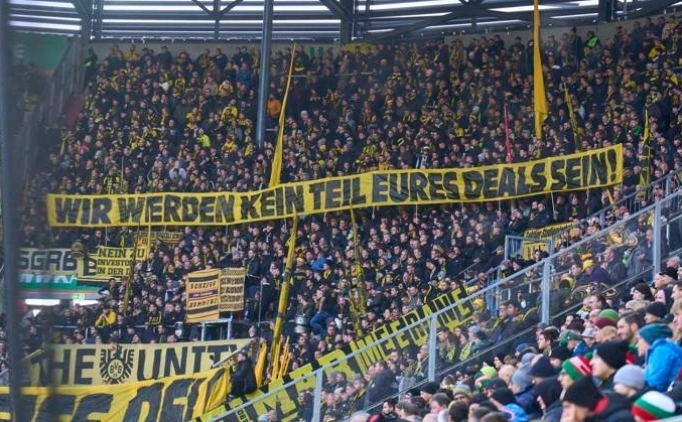 Bundesliga'da taraftarlardan olay protesto!