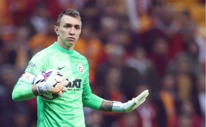 Muslera, �enol G�ne�'i yakalad�