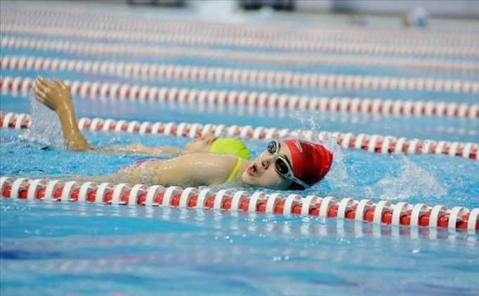 Sosyal hayata adapte olmak i�in y�zmeye ba�lay�p sporcu oldular