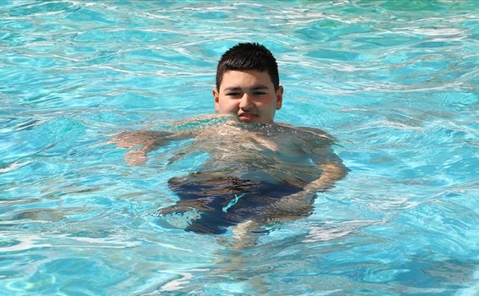 Sudan korkan otizmli Yi�it, �imdi havuzda tek ba��na kula� at�yor