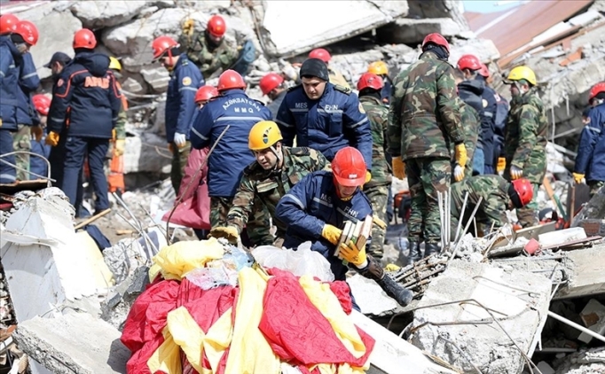 Azerbaycanl� ekipler 5'i �ocuk 26 ki�iyi enkaz alt�ndan kurtard�