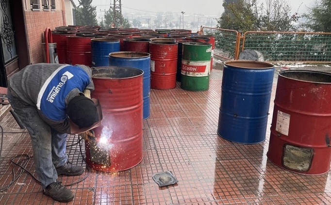 Meslek lisesi ��rencileri depremzedeler i�in soba yap�yor