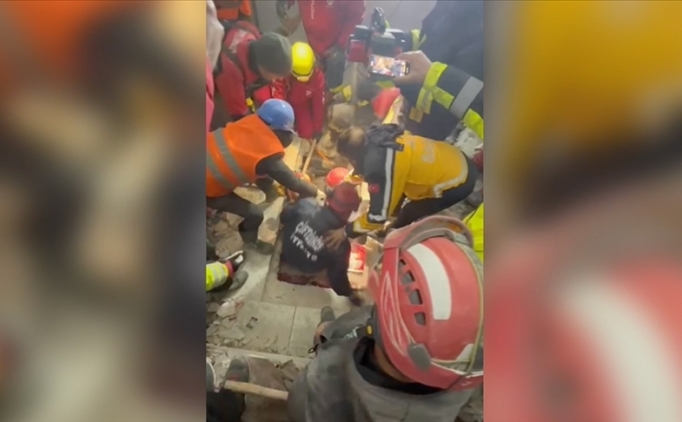 12 saatlik �abayla depremden 71 saat sonra kurtar�ld�