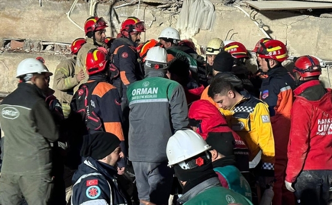 Hakkari'den giden ekipler biri bebek 3 ki�iyi kurtard�