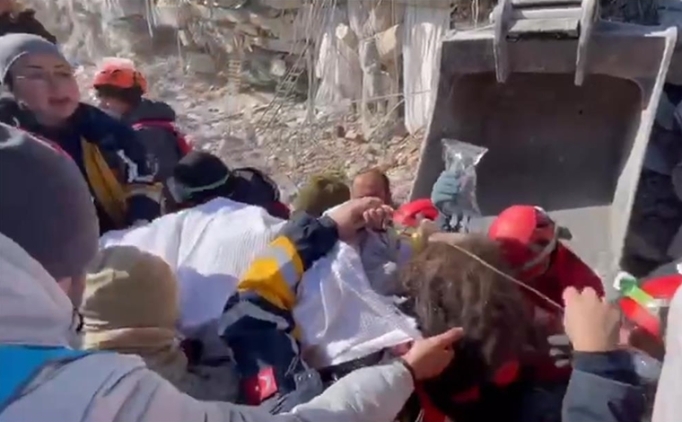 11 yandaki ocuk enkazdan 56 saat sonra kurtarld