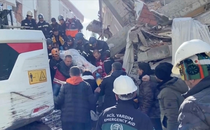 Adyaman'da depremden 59 saat sonra bir kii enkazdan kurtarld