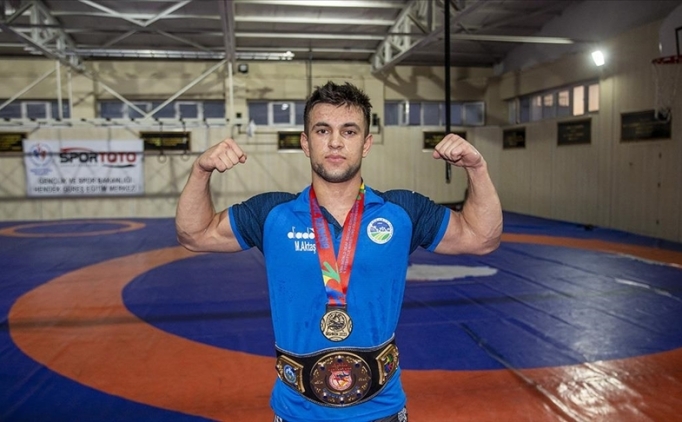 D�nya �ampiyonu i�itme engelli milli g�re��i olimpiyat madalyas� i�in �al���yor