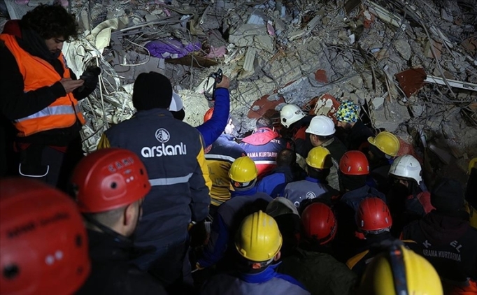 Malatya'da 2 ki�i depremden 43 saat sonra enkazdan kurtar�ld�